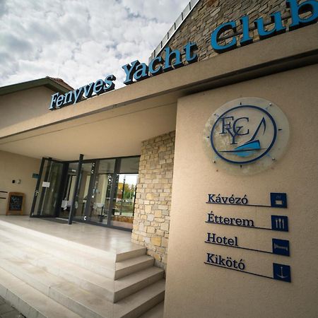 Fenyves Yacht Club Superior Hotel Балатонфенивес Екстериор снимка
