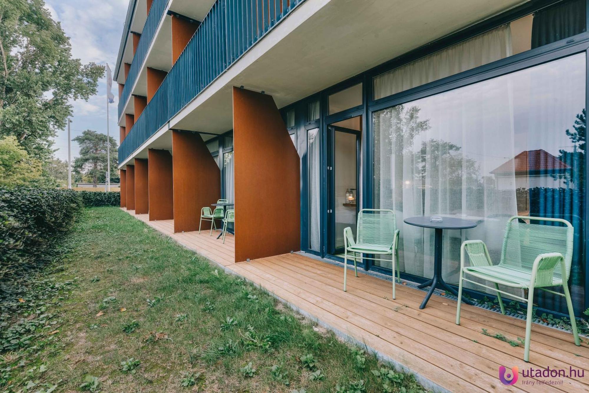 Fenyves Yacht Club Superior Hotel Балатонфенивес Екстериор снимка