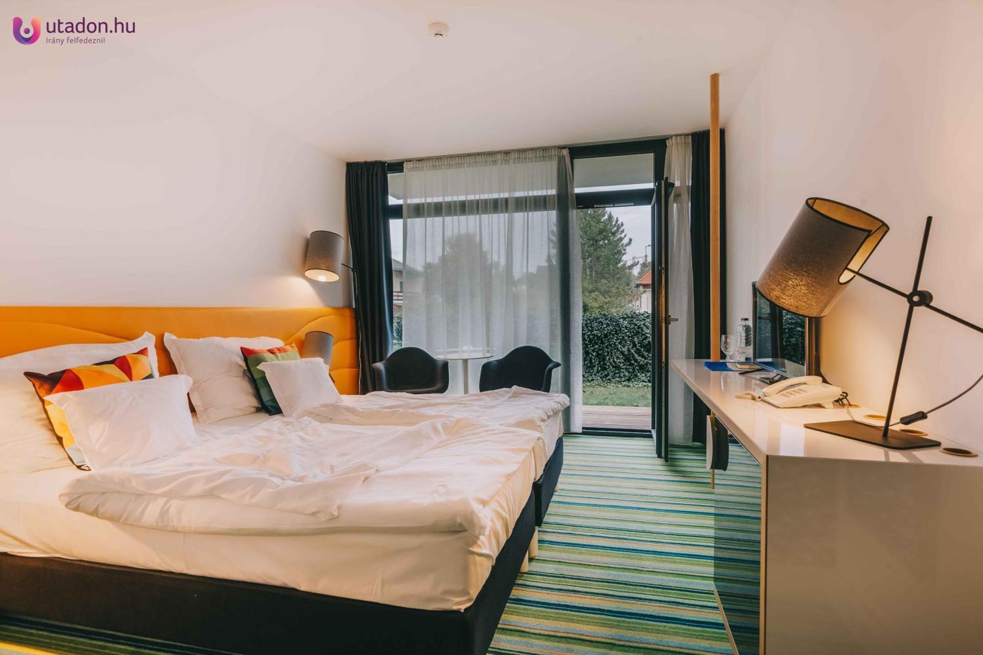 Fenyves Yacht Club Superior Hotel Балатонфенивес Екстериор снимка