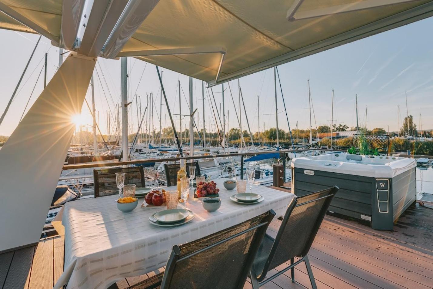 Fenyves Yacht Club Superior Hotel Балатонфенивес Екстериор снимка