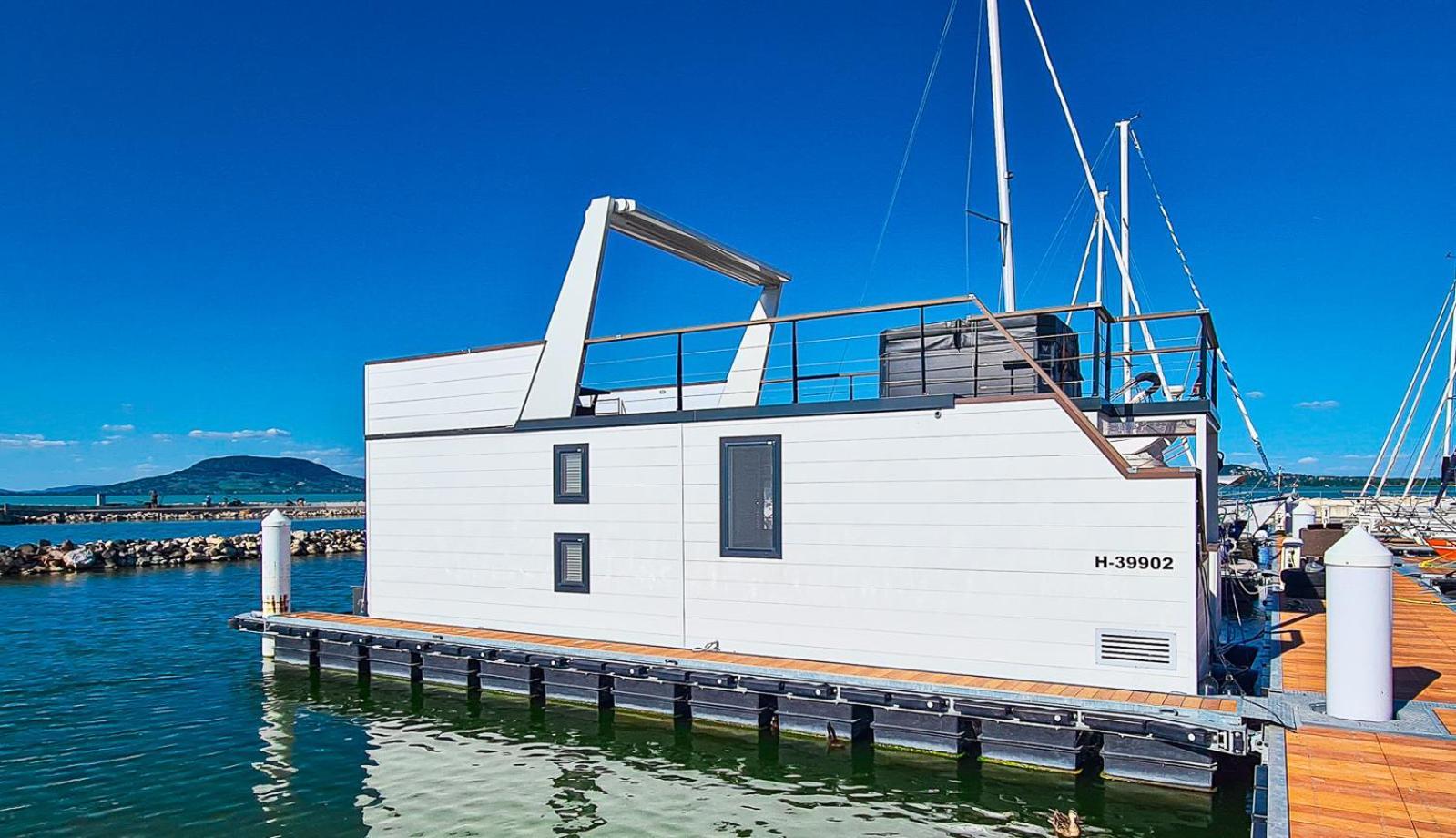Fenyves Yacht Club Superior Hotel Балатонфенивес Екстериор снимка