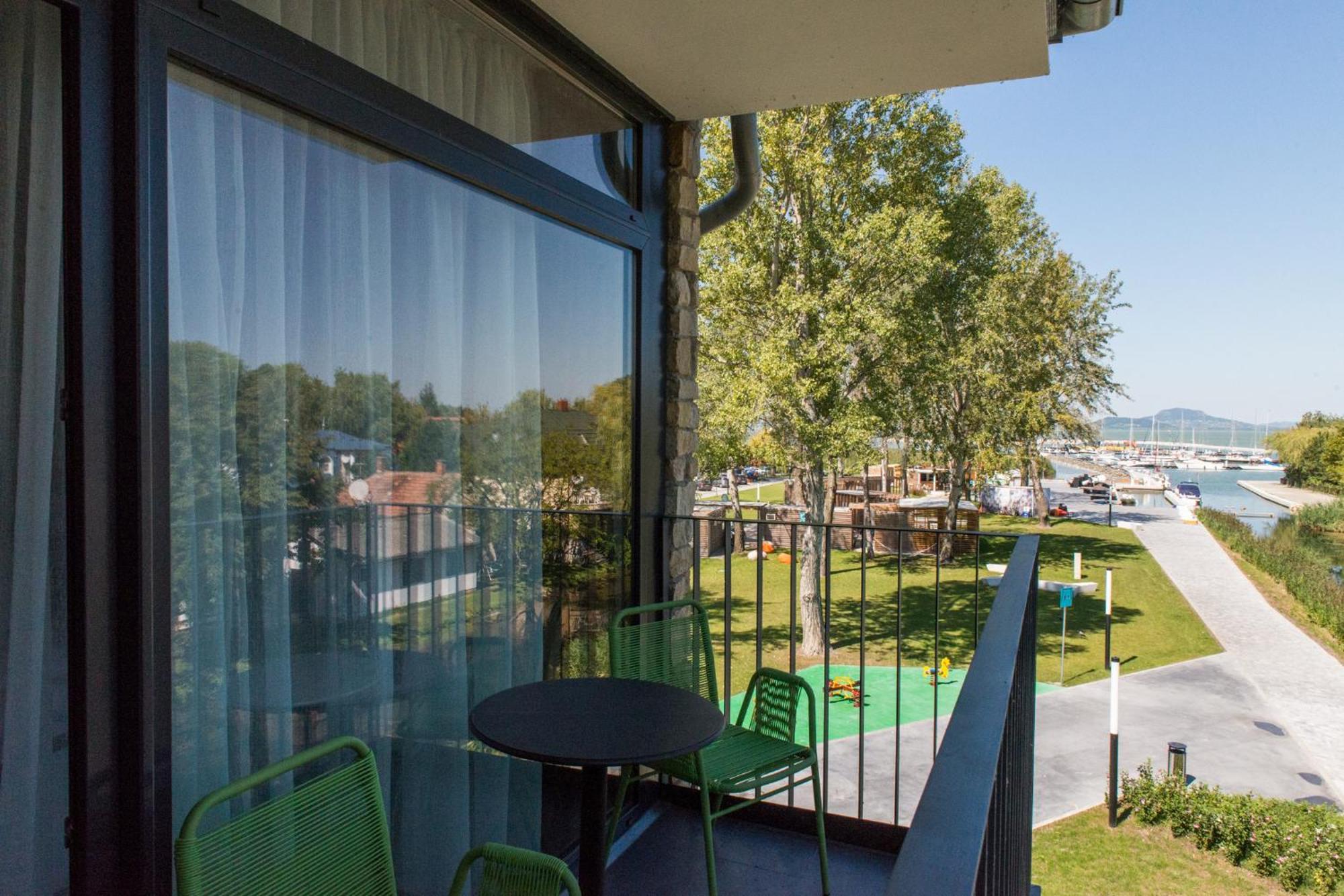 Fenyves Yacht Club Superior Hotel Балатонфенивес Екстериор снимка