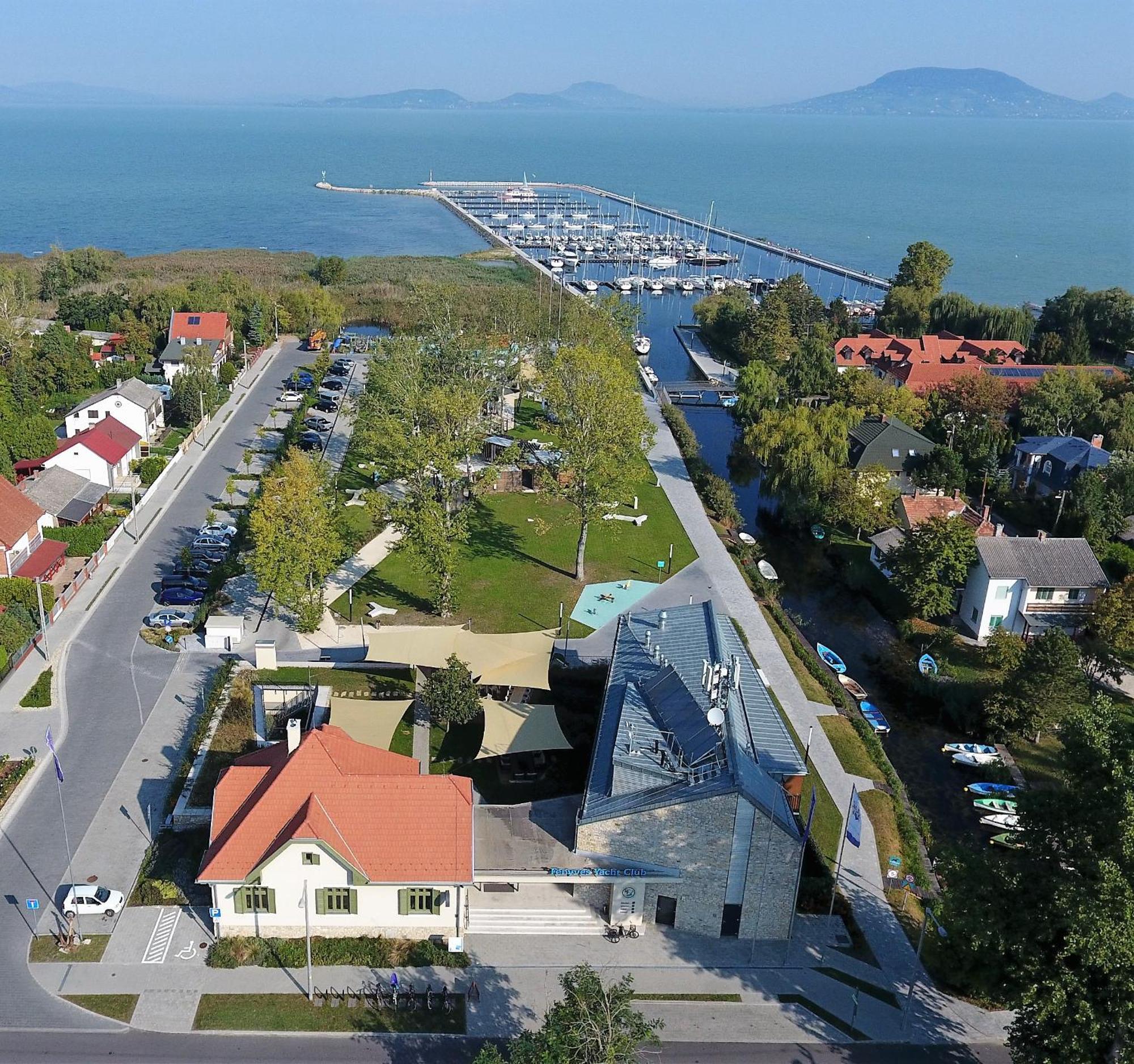Fenyves Yacht Club Superior Hotel Балатонфенивес Екстериор снимка